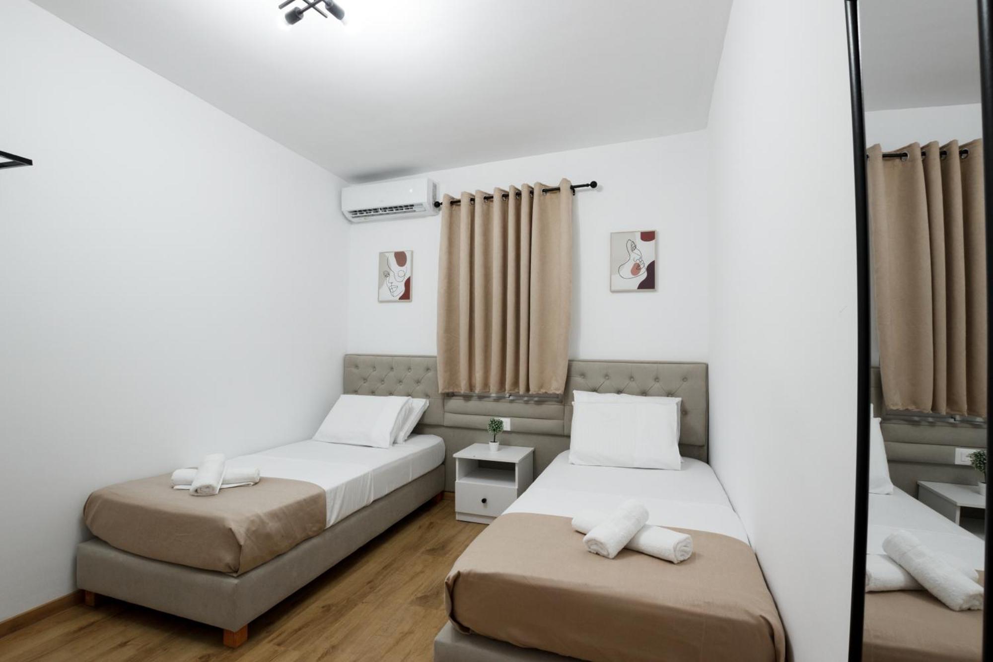 Vila Agimi 65 Gjirokastër Exteriör bild